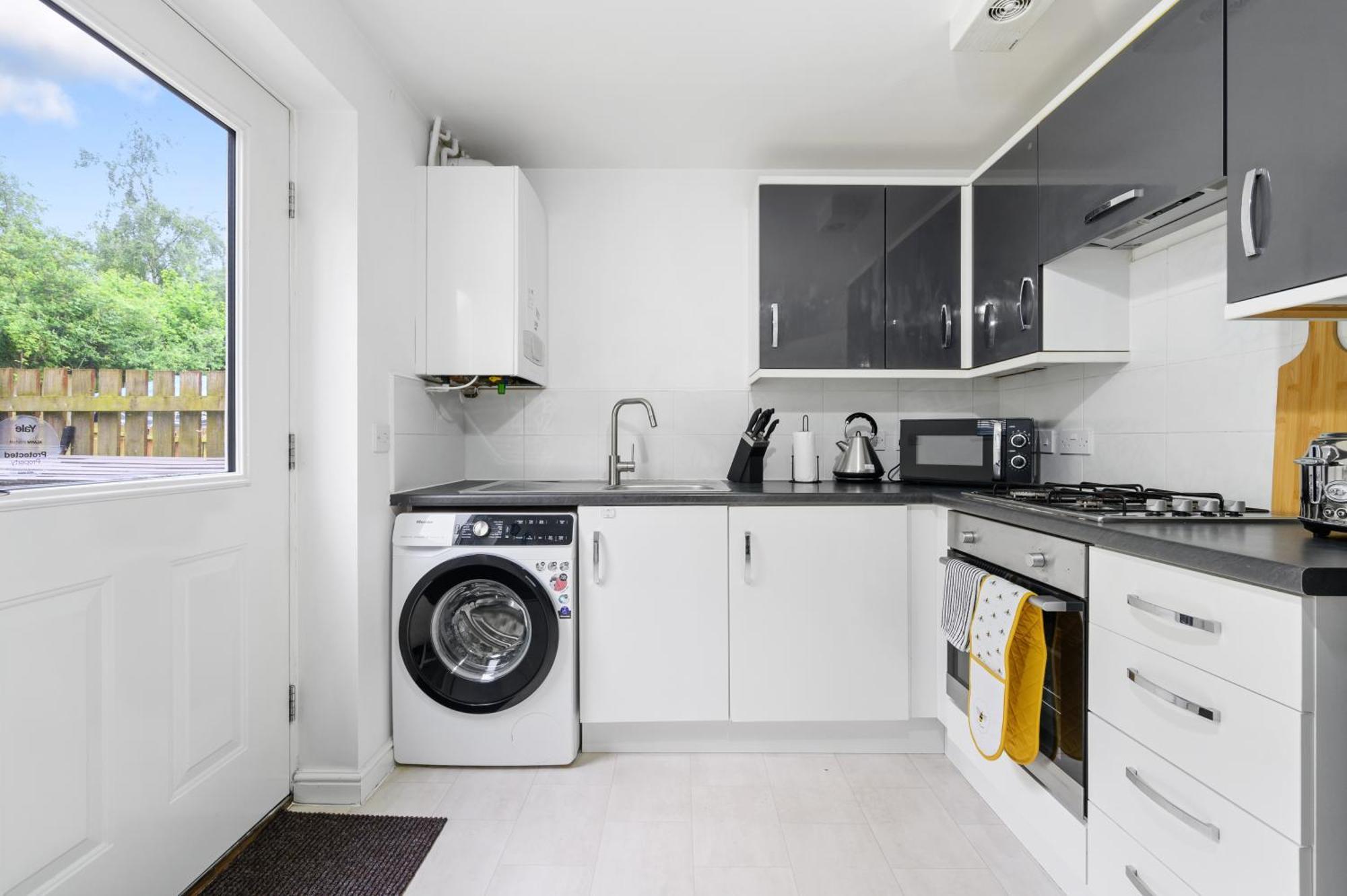 Stylish Cozy Manchester House In Quiet Neighborhood, 6Mins To Coop Live Arena, Etihad Stadium & City Centre With Wifi & Free Private Parking Apartment *
