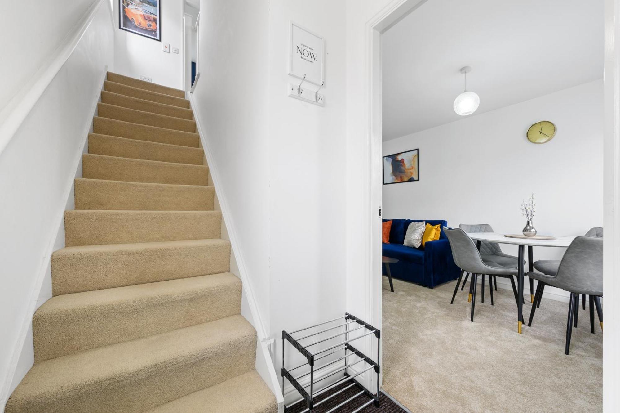 Stylish Cozy Manchester House In Quiet Neighborhood, 6Mins To Coop Live Arena, Etihad Stadium & City Centre With Wifi & Free Private Parking Manchester